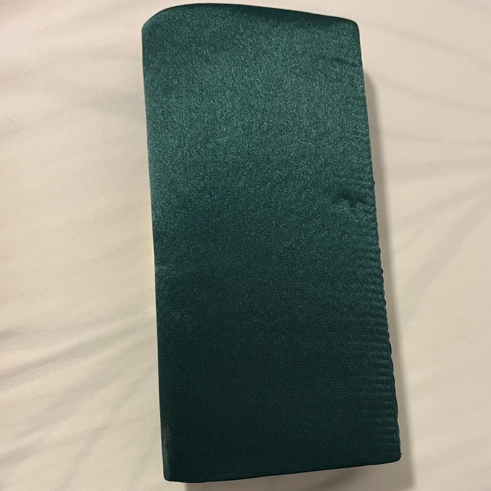 Elegant Green Clutch with Gold Chain - Picture 3 of 6